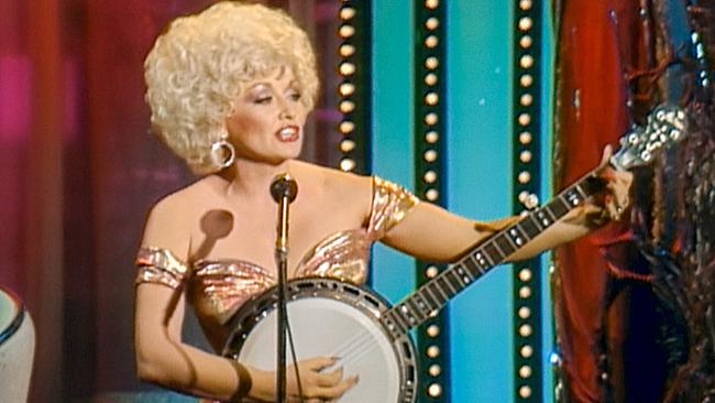 Dolly Parton auf Bühne mit Gitarre