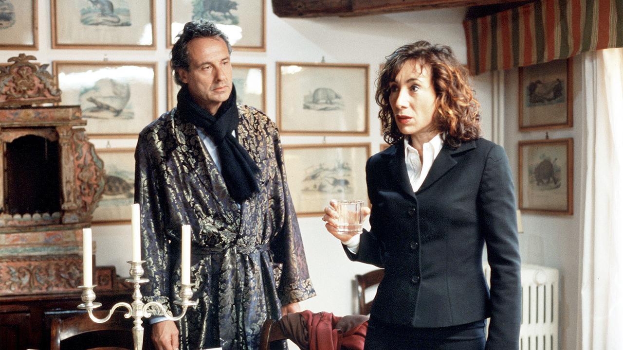 © ORF/DEGETO/M.Kerstgens Besorgt blickt Signor dal Carlo auf die geschockte Signora Baresi, die ein Glas Wasser in der Hand hält und sich zu fassen versucht.