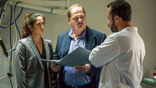 Im Bild: Silva (Jürgen Tarrach, li.) und Marcia (Vidina Popov) bekommen von einem Pathologen (Tiago Fernandes) einen wichtigen Hinweis.