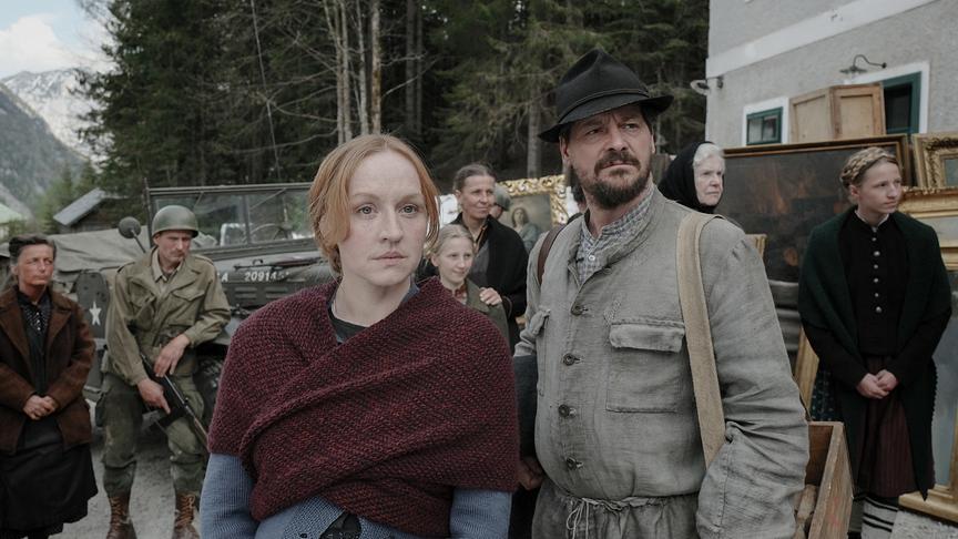 "Ein Dorf wehrt sich": Sepp Rottenbacher (Fritz Karl) und Elsa Mitterjäger (Brigitte Hobmeier) beobachten den Einzug der Amerikaner am Bergwerk.