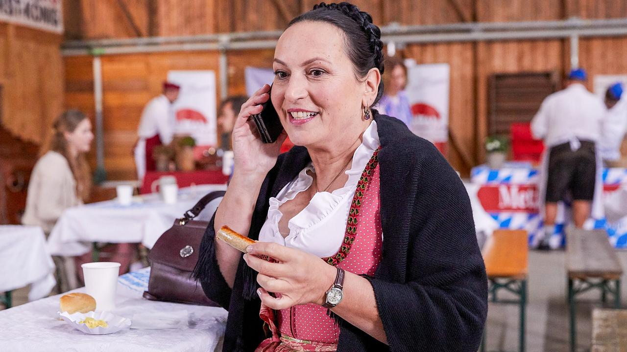Im Bild: Marianne Grasegger (Ursula Maria Burkhart) genießt das Essen auf dem Rosenheimer Bratwurstwettbewerb.