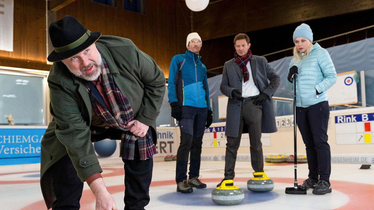 Die Ehefrau und der Mitarbeiter des Opfers, Cornelia Hellwig und Holger Reising werden beim Curling erneut von der Kripo befragt.