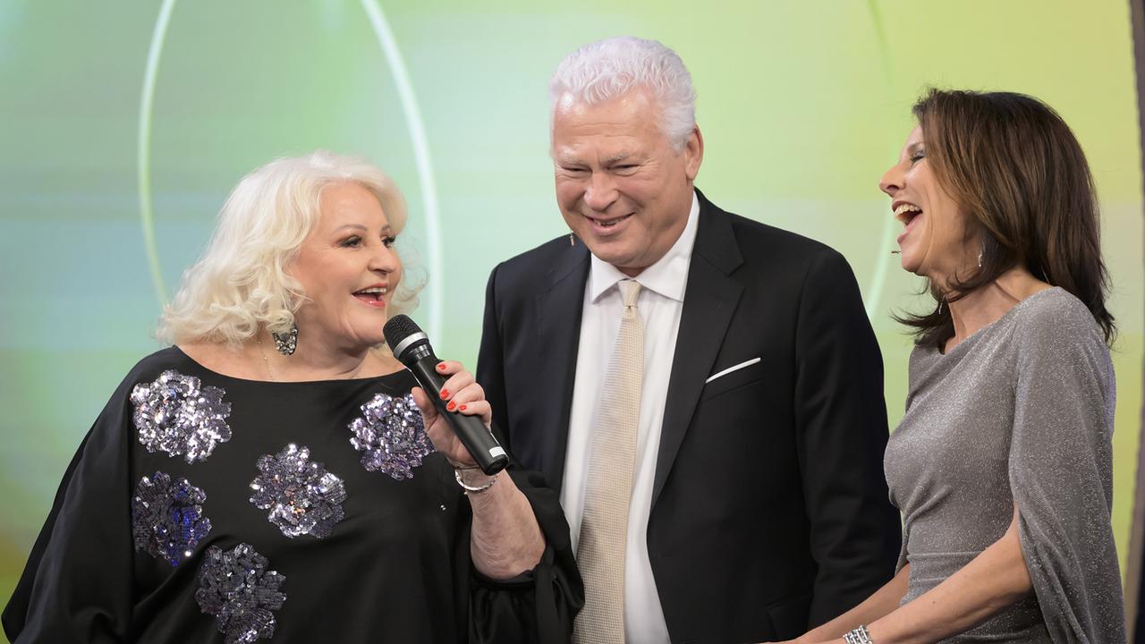 Marika Lichter mit Toni Polster und Vera Russwurm lächelnd auf der Bühne