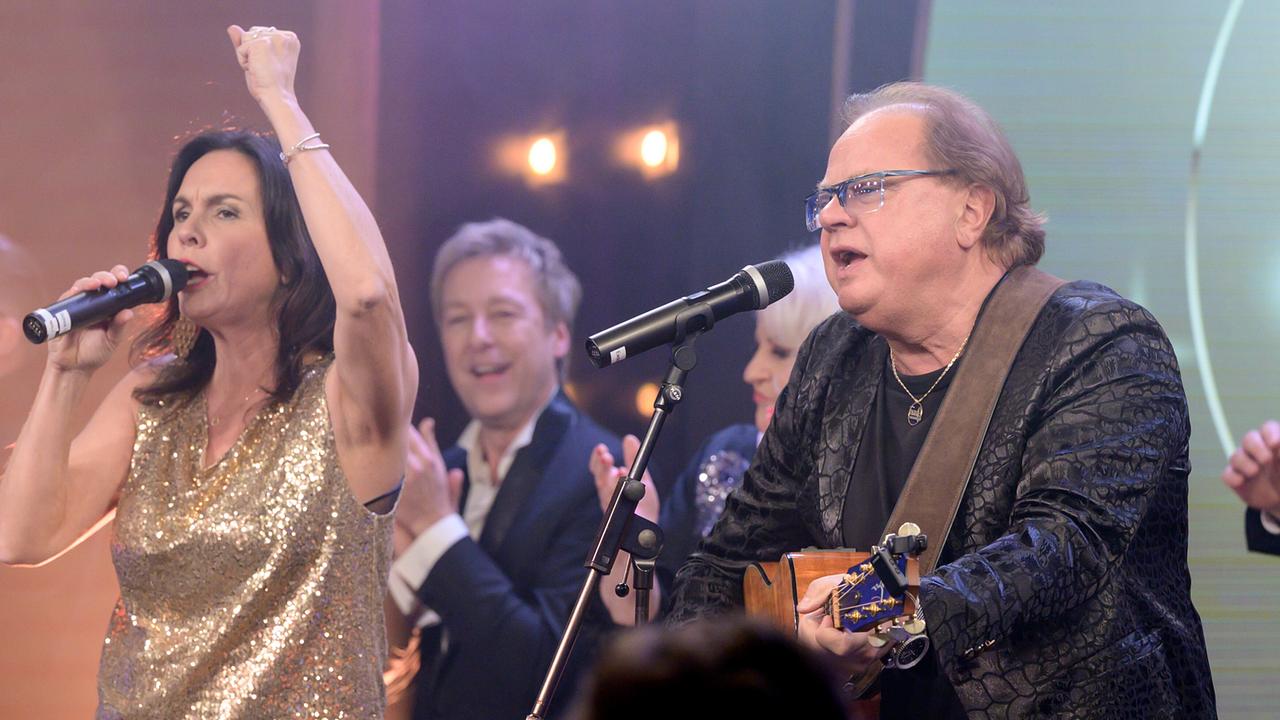 Ewald Pfleger an der Gitarre mit Band bei seinem Auftritt im Metropol