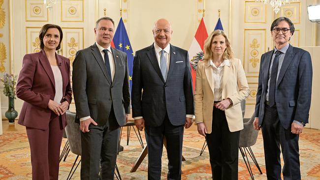 Susanne Schnabl, Vizekanzler Andreas Babler, Bundeskanzler Christian Stocker, Außenministerin Beate Meinl-Reisinger und Klaus Webhofer stehen in einem prunkvollen Raum mit österreichischer und EU-Flagge im Hintergrund.