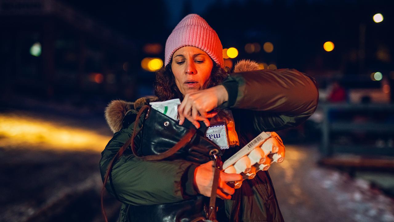 Im Bild: Nicole (Jasmin Gerat) setzt alles daran, Juli über ihre Krise hinwegzuhelfen. Dafür hat sie sogar ihrer Mutter das Rezept für die Regenbogenkekse abgerungen.