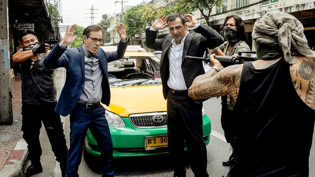 Im Bild: Özakin (Erol Sander, Mitte re.) und Mustafa (Oscar Ortega Sánchez) werden in Bangkok auf offener Straße entführt.