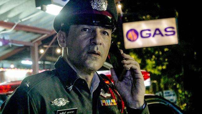 Im Bild: Kommissar Özakin (Erol Sander) verkleidet sich als thailändischer Polizist.