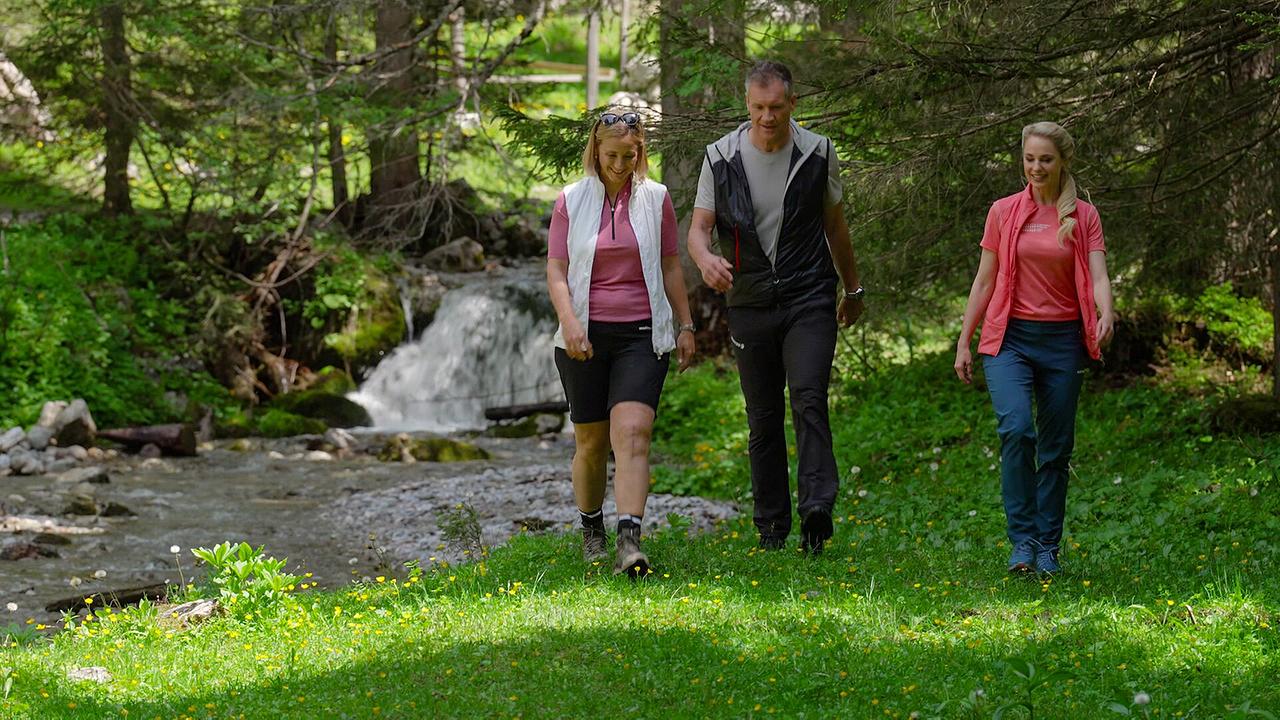 Ein Sommer in Österreich - Urlaub in rot-weiß-rot: Die dreifache Ski-Weltmeisterin Michaela Kirchgasser freut sich, Silvia und Armin ihre Heimat zu zeigen.