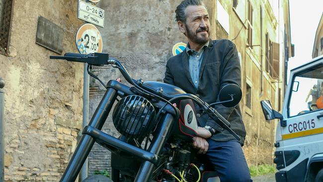 Im Bild: In seiner Heimatstadt Rom kommt Rocco Schiavone (Marco Giallini) am besten mit dem Motorrad durch den dichten Verkehr.