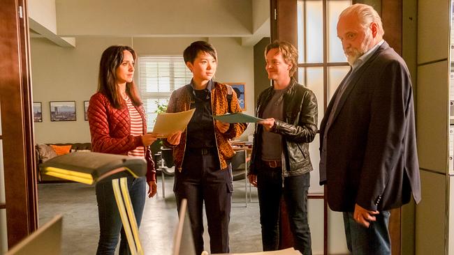 © ORF/ZDF/Erika Hauri Im Bild: An ihrem ersten Tag wird Julia Lulu Zhao (Yun Huang, M.) von ihrem neuen Team Annabell Lorenz (Stephanie Stumph, l.), Tom Kupfer (Ludwig Blochberger, 2.v.r.) und Richard Voss (Jan-Gregor Kremp, r.) gleich voll mit eingespannt.