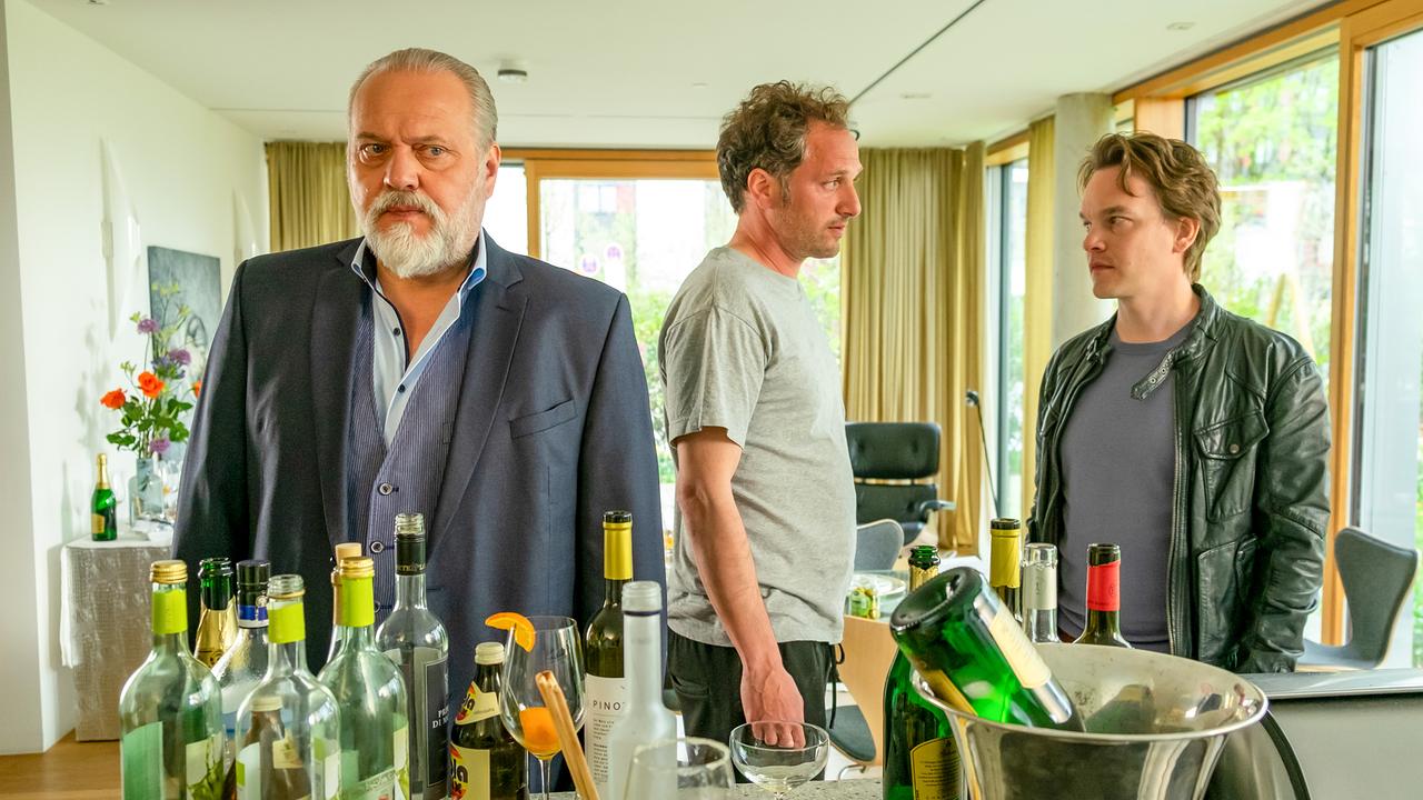 © ORF/ZDF/Erika Hauri Im Bild: Richard Voss (Jan-Gregor Kremp, l.) und Tom Kupfer (Ludwig Blochberger, r.) staunen nicht schlecht über das Ausmaß in dem André Berling (Saro Emirze, M.) am Abend zuvor scheinbar gefeiert hat.
