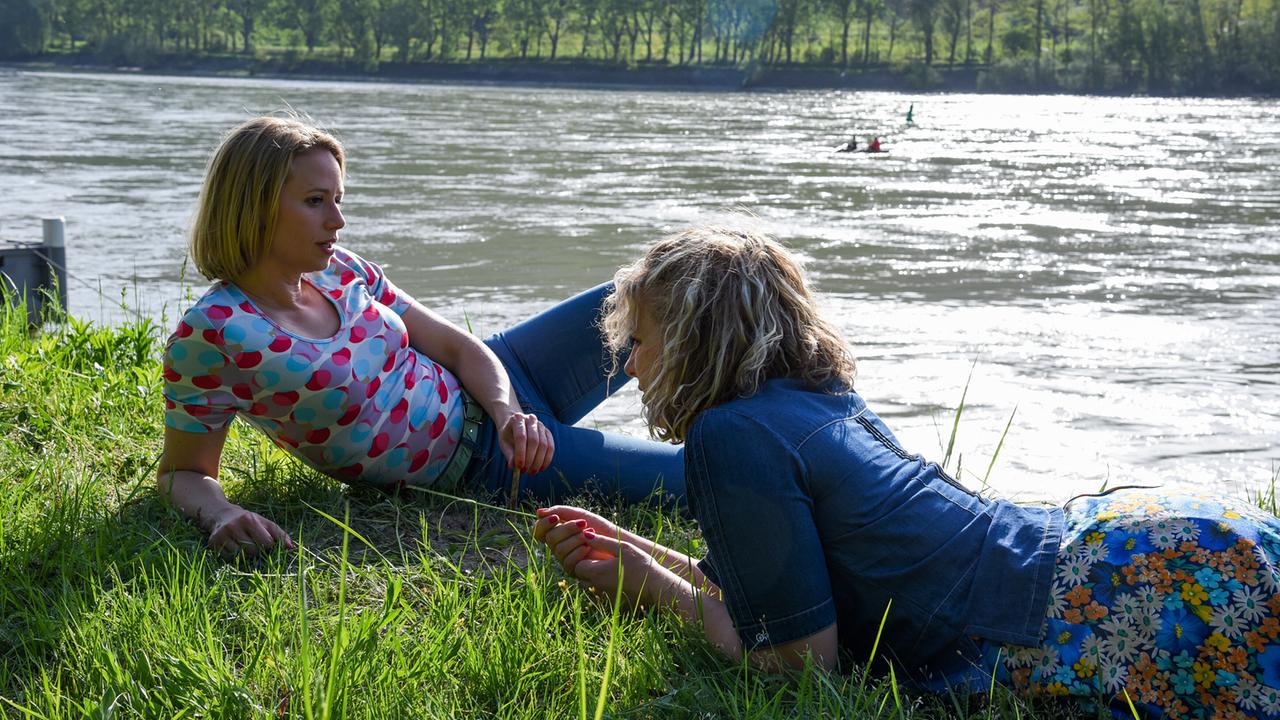 Ein wilder Sommer - Die Wachausaga: Anna (Dagmar Bernhard) und Karin (Alexandra Kronberger) an der Donau