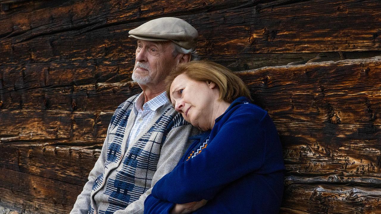 Die Eltern von Sepp, Alois und Johanna sitzen auf der Bank bei ihrem Haus und machen sich Sorgen um Sepp.