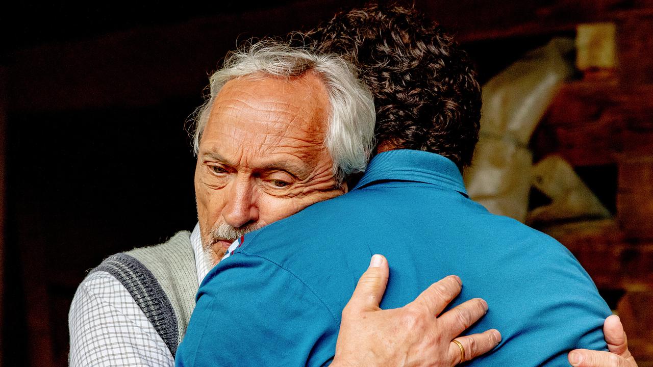Alois, der Vater von Sepp, tröstet Sepp und umarmt ihn innig.