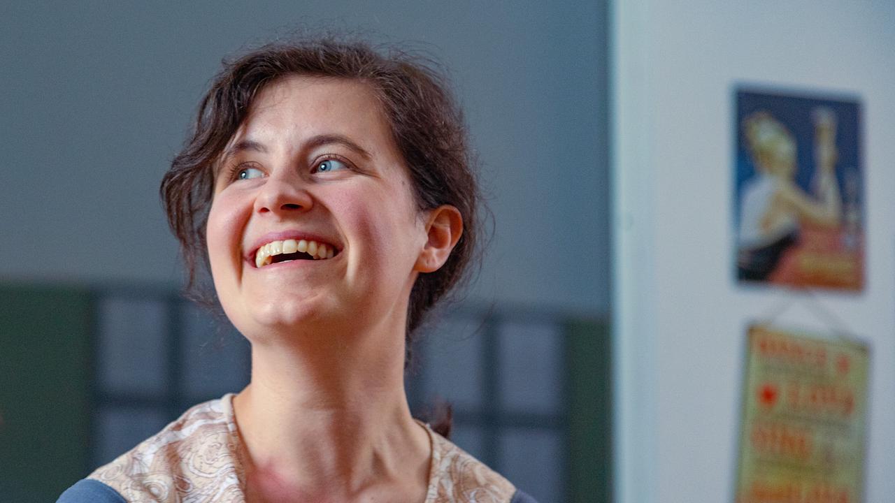 Elfi freut sich in der Pause in der Fabrik über die vielen bunten Fäden.