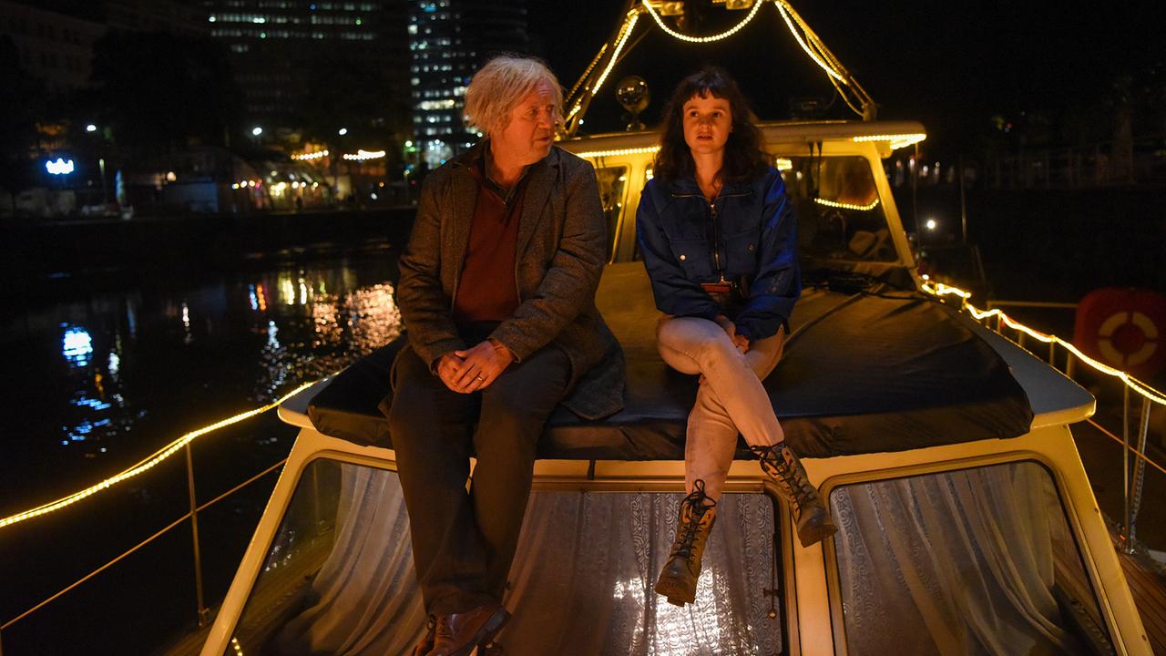 "Engel mit beschränkter Haftung": Oskar (Harald Krassnitzer) und Mira (Maresi Riegner) fahren als blinde Passagiere auf einer Yacht durch das nächtliche Wien.