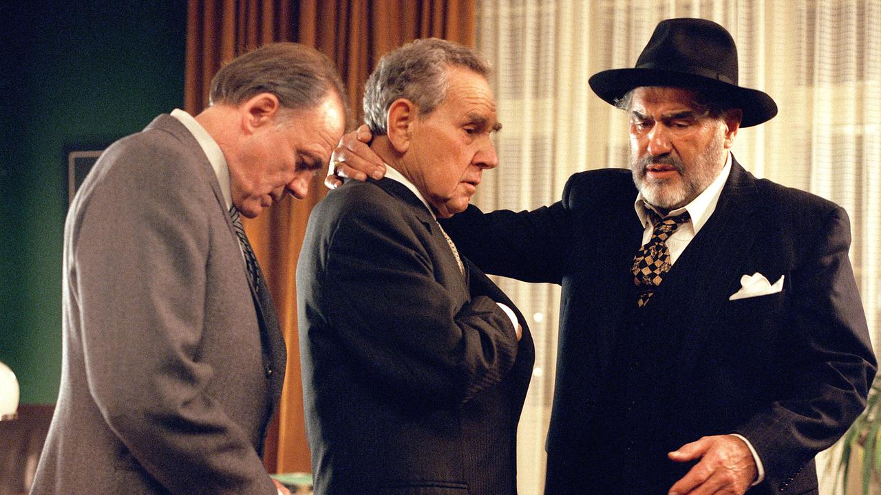 © ORF/Filmhaus Wien/Stefan Haring Die drei elegant gekleideten Männer Adam Rose, Karl Rose und Jochen Epstein stehen in einem Raum beisammen.