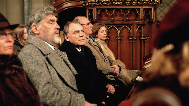 © ORF/Filmhaus Wien/Stefan Haring Mario Adorf, Bruno Ganz undHermann Schmid sitzen nebeneinander in einer Bank während einer Messe in einer reich verzierten Kirche.