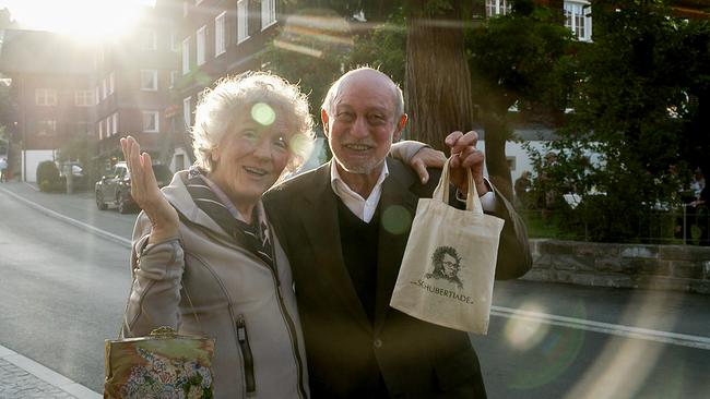 © ORF/Landesstudio Vorarlberg Schubertiade-Besucher 2025 lachend mit Schuberttascherl
