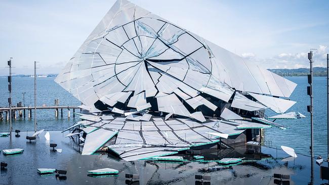 © ORF/Bregenzer Festspiele/Kristina Becker Bregenzer Seebühne mit Wasserbecken. Das Bühnenbild ist eine 700 Quadratmeter-Spiegelwand aus großen und kleinen Spiegelsplittern.