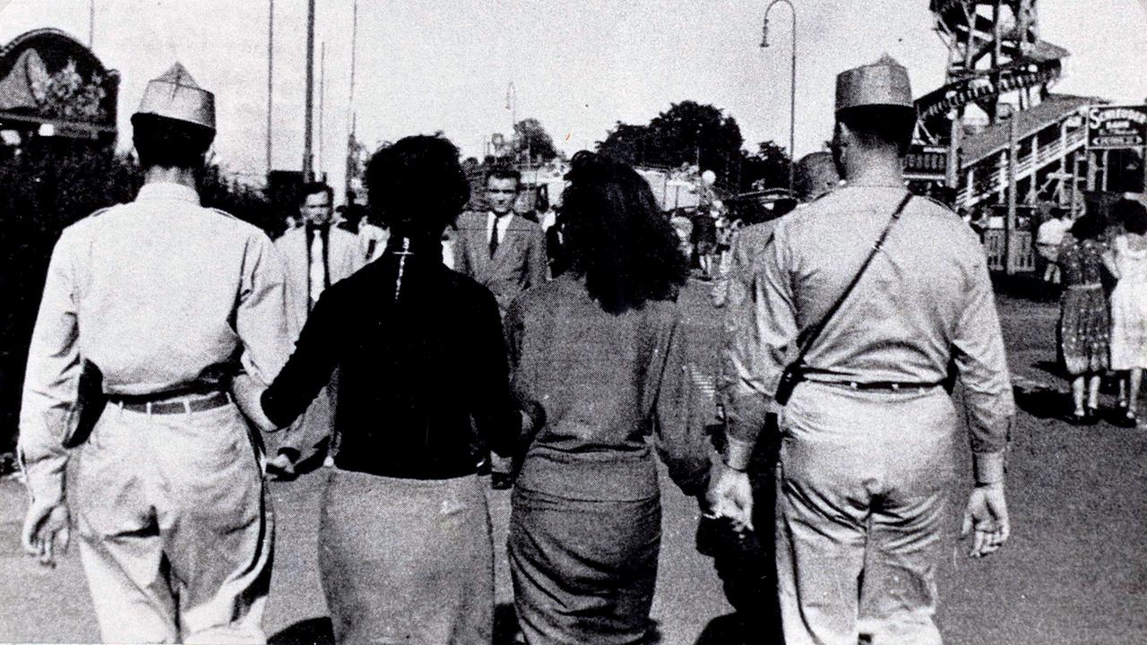 US-Soldaten mit jungen Frauen aus der Doku "Er war weg und ich war da - Die Kinder der amerikanischen Besatzungssoldaten"