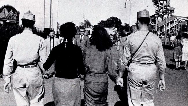 US-Soldaten mit jungen Frauen aus der Doku "Er war weg und ich war da - Die Kinder der amerikanischen Besatzungssoldaten"