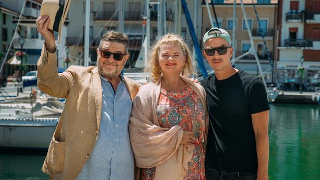 © ORF/Mutterschifffilm/Jan Frankl Erwin Steinhauer, Ulrike Beimpold und Matthias Franz Stein posieren gut gelaunt vor Segelbooten in einem sonnigen Hafen.