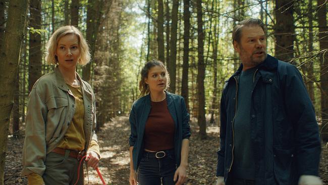 © ORF/ZDF/Armin Dierolf Saskia Bergelt, Karina Szabo und Robert Winkler verfolgen eine Spur tief in den Wald hinein.