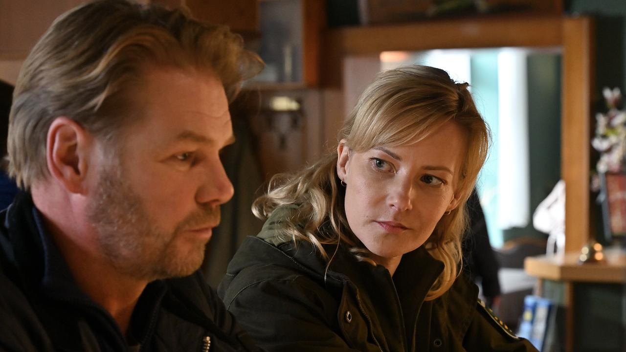 Kommissar Winkler und Försterin Saskia Bergelt haben etwas zu besprechen.