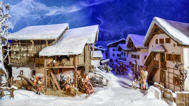 Esel, Ochs' und Kind - Weihnachtskrippen in Europa: Traditionelle Tiroler Krippe mit authentisch nachgebildetem Straßenbild