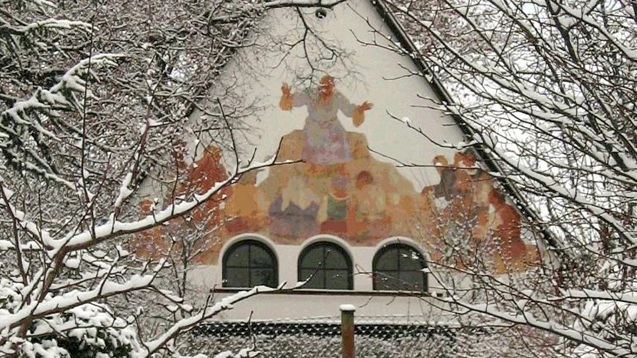 © ORF/Evangelische Pfarrgemeinde Peggau/Johannes Erlbruch Ansicht der Bergkirche Frohnleiten vor schneebedeckten Bäumen