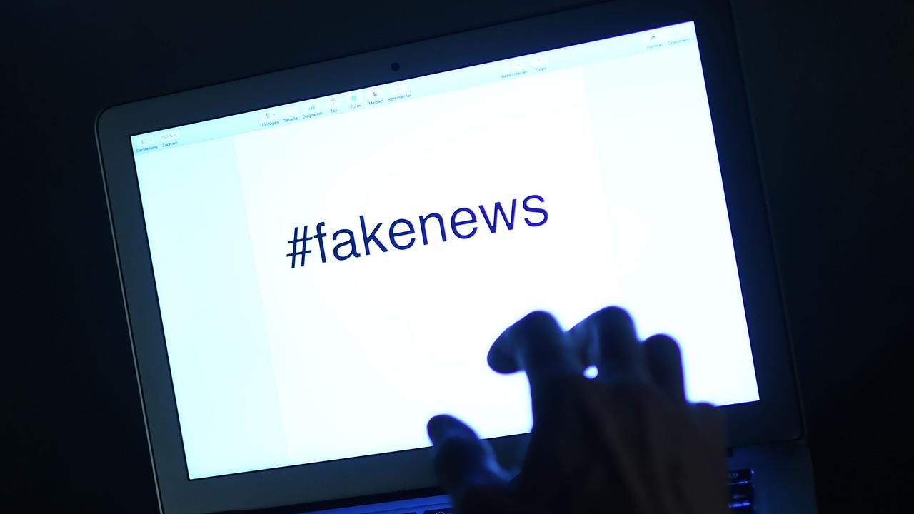 Illustration zum Thema Internet/Online/Fake News, aufgenommen am Dienstag, 21. März 2017 in Wien. Ein Mann sitzt am Laptop mit der Aufschrift "Hashtag fakenews" (Gestellte Szene)