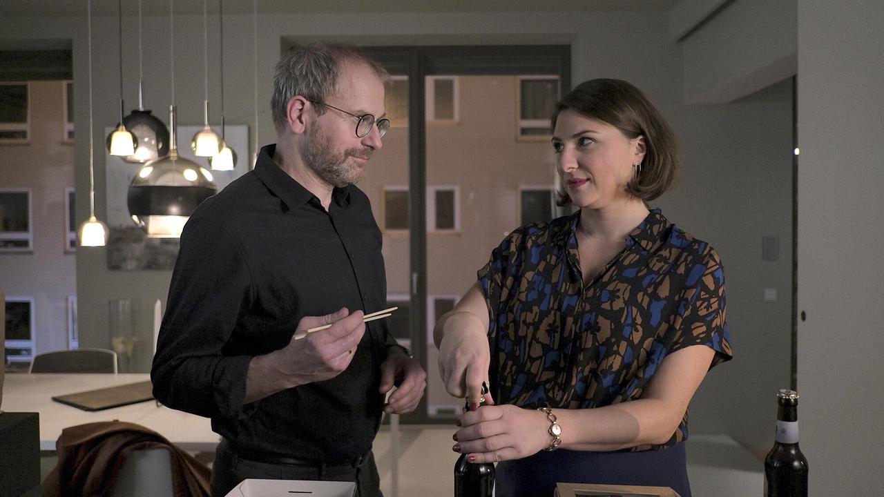 "Faltenfrei": Georg (Thomas Limpinsel) und Adina (Lisa Jopt) treffen sich zum Abendessen - Sushi aus der Bentobox.