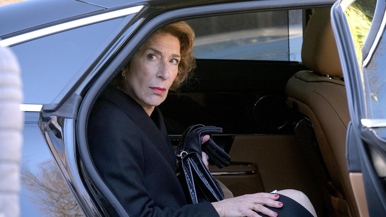 "Faltenfrei": Stella (Adele Neuhauser) sitzt im Fond ihrer Limousine, zur Abfahrt bereit.