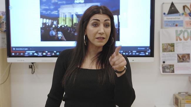 © ORF/Ruth Beckermann Filmproduktion Lehrerin Ilkay Idiskut beim Unterrichten