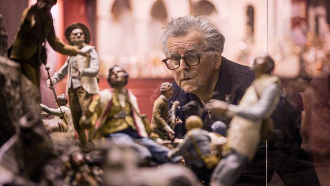 Johannes Silberschneider schaut sich in einer Auslage Grippenfiguren an.