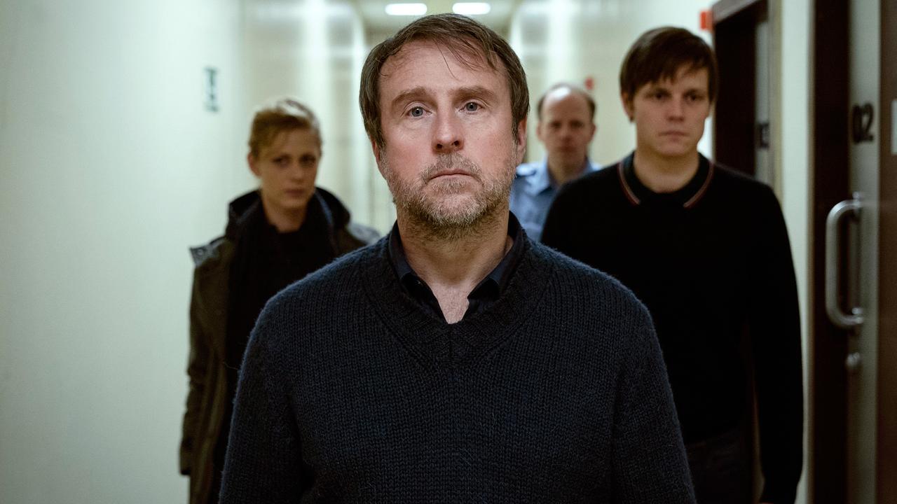 © ORF/Moovie GmbH/Stephan Rabold Kommissar Peter Nadler, seine Kollegin Judith Lansky und der Verdächtige Georg Kelz schreiten einen Gang entlang.