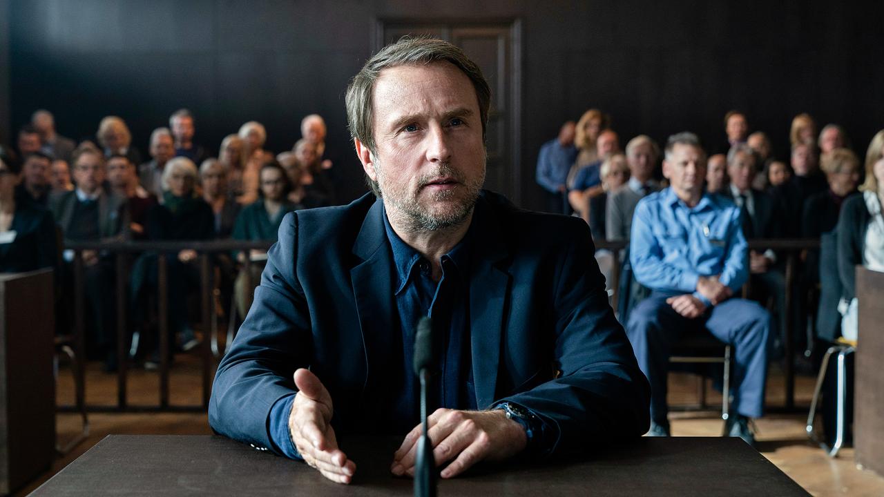 © ORF/Moovie GmbH/Stephan Rabold Im Bild: Kommissar Nadler (Bjarne Mädel) muss sich rechtfertigen.