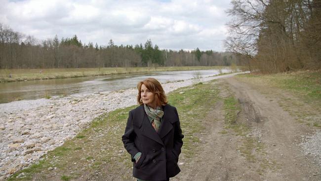 Senta Berger am Fluss spazierend