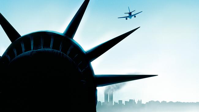© ORF/Universal Pictures Fotomontage - Hinter der Silhoutte der Freiheitsstatue ist ein Passagierflugzeug auf dem Kurs nach New York - am Horizont Skyline mit rauchenden World Trade Center-Türmen