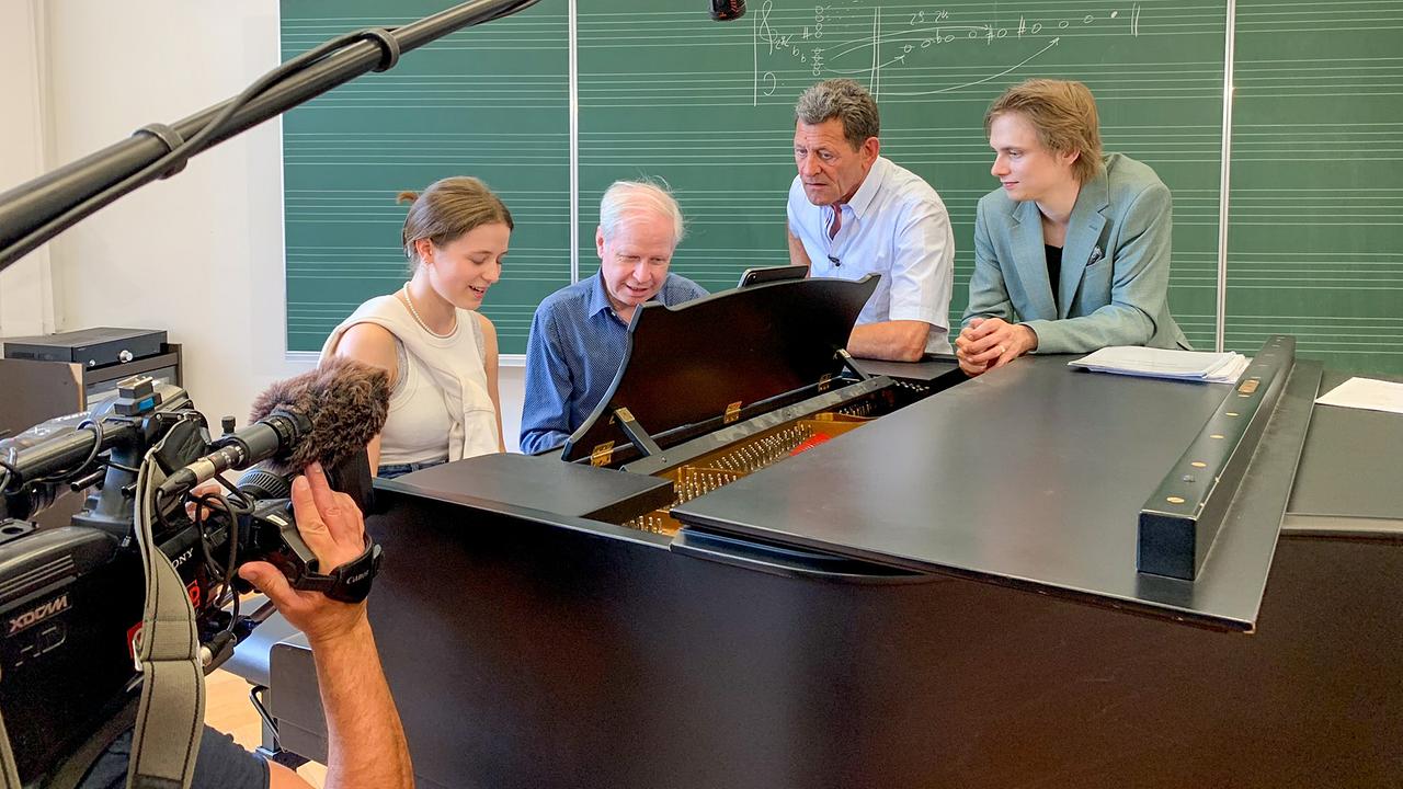 "Franz Posch - Ein Leben für die Musik": Seit seiner Pensionierung drückt Franz Posch selbst wieder die Schulbank am Konservatorium – im Fach „Klassische Komposition“.
