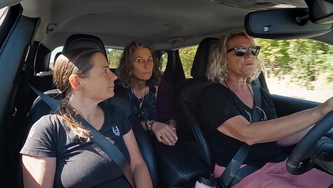 Auf einem Roadtrip versucht Yvonne St Cyr bei einer Autofahrt, Liz Smith, eine britische Filmemacherin und Noelle Cook, eine amerikanische Ethnografin, von ihrer Weltsicht zu überzeugen.