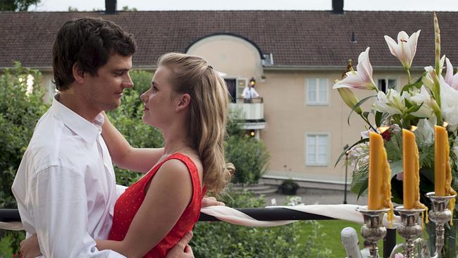 Im Bild: Zum Geburtstag lädt Markus Boyson (Luk Pfaff) seine Freundin Nele (Anna Hausburg) für eine Übernachtung in ein Luxushotel ein. Er ist aus einer wohlhabenden Familie und kann es sich leisten.