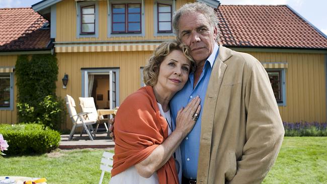 Katerina und Frederik Hamsun liegen sich vor ihrem Haus in den Armen.
