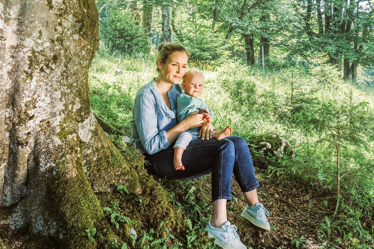 Im Bild: Um Nachzudenken und innere Ruhe zu finden, besucht Lena Lorenz (Judith Hoersch) oft mit ihrem kleinen Sohn Luis den Friedwald von Himmelsruh.