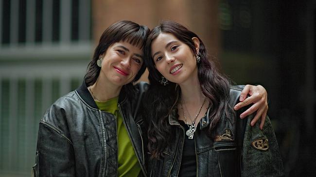 © ORF/Bilderfest/ARTE Porträt von Émilie Tronche und ihrer Freundin Ophélie Lepert, die sich seitlich umarmen und in die Kamera lächeln.