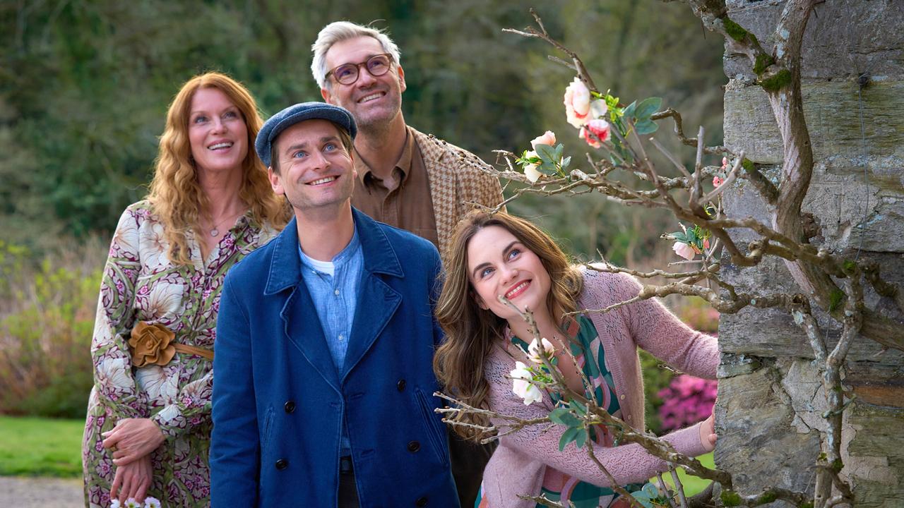 Carol Caspian, Frank Martin, Megan Brown und Bruce Stone warten gespannt auf Tessas Happy End.