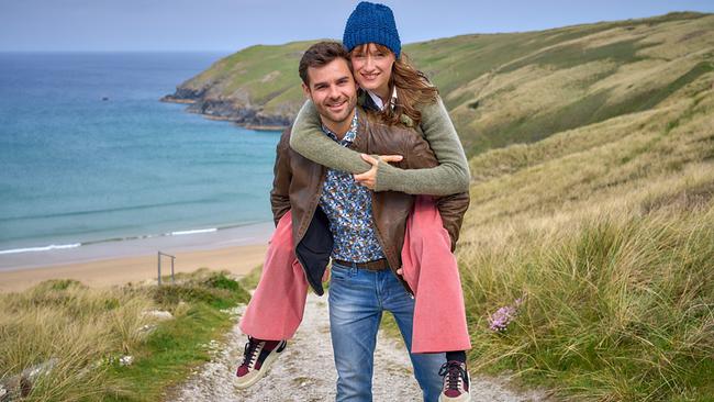 © Foto: ORF/ZDF/Jon Ailes Im Bild: Auch wenn Tessa Grant (Marie von Reibnitz) und David Johnson (Lucas Reiber) in unterschiedlichen Welten leben, führt sie das Schicksal zusammen.