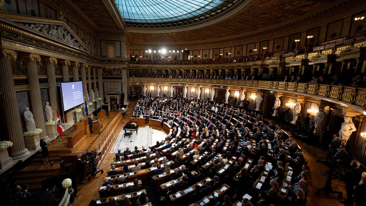 © APA/GEORG HOCHMUTH Blick in den Saal am Freitag, 03. Mai 2024, im Rahmen einer Gedenkveranstaltung im Parlament in Wien gegen Gewalt und Rassismus im Gedenken an die Opfer des Nationalsozialismus.